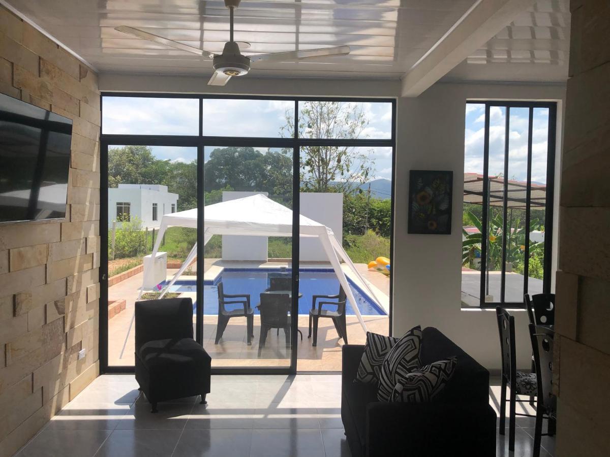 Con Piscina Privada Y Zona Bbq En *