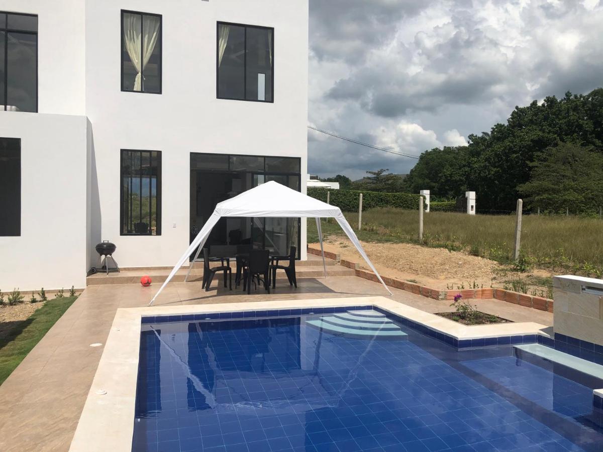 Con Piscina Privada Y Zona Bbq En *