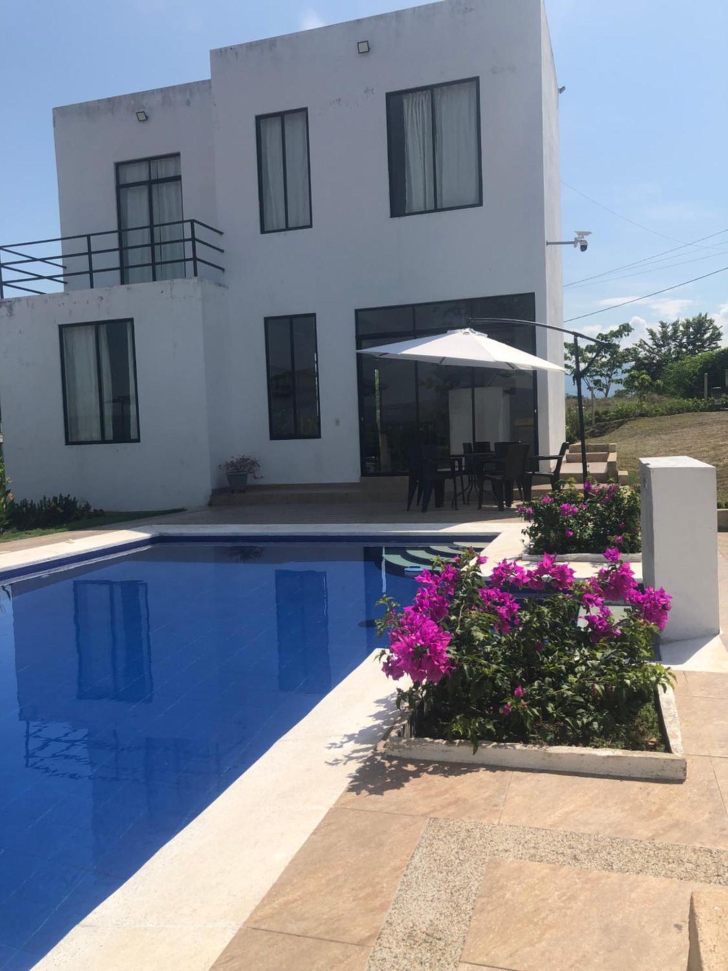 Con Piscina Privada Y Zona Bbq En *
