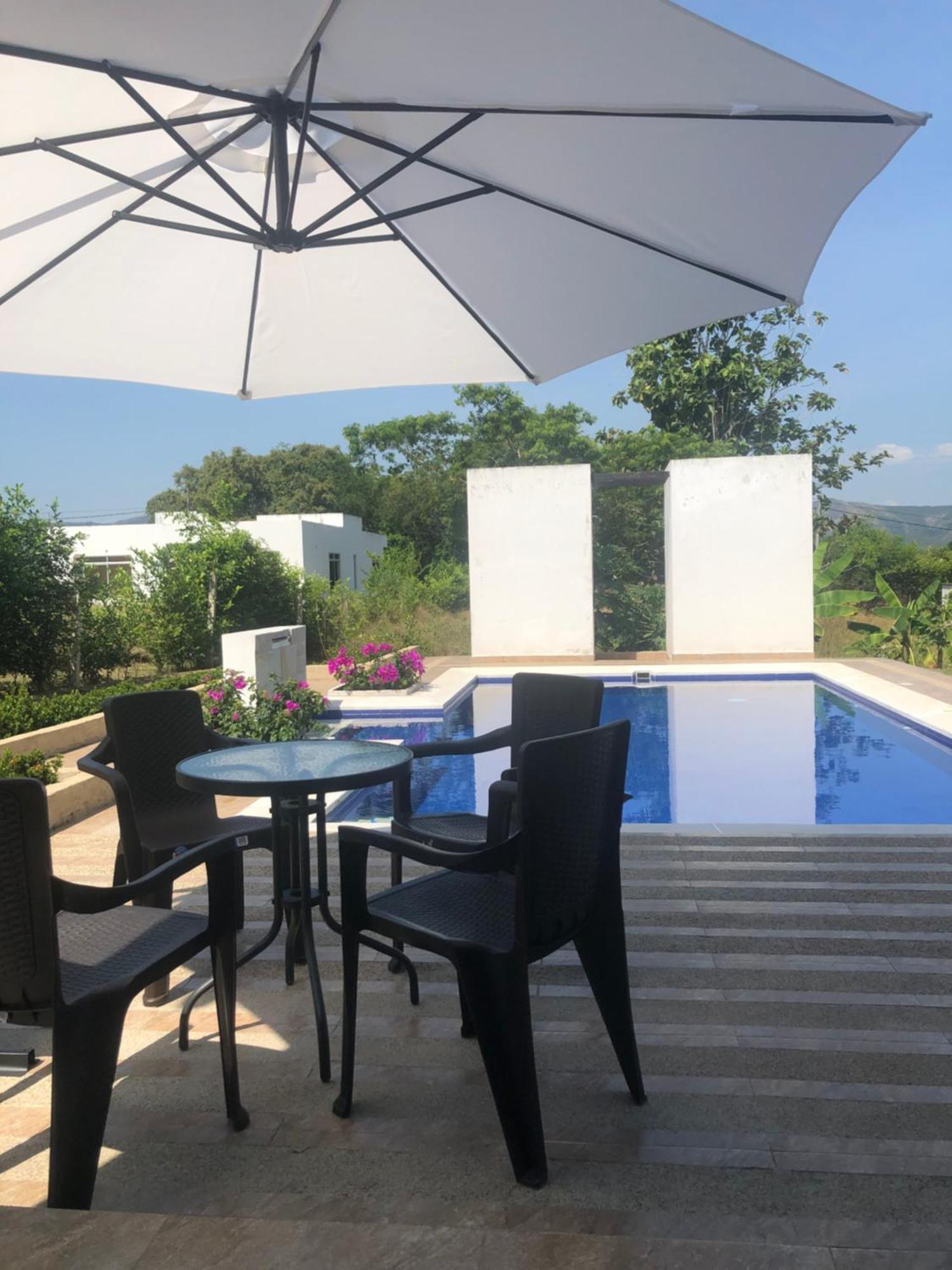 Con Piscina Privada Y Zona Bbq En *